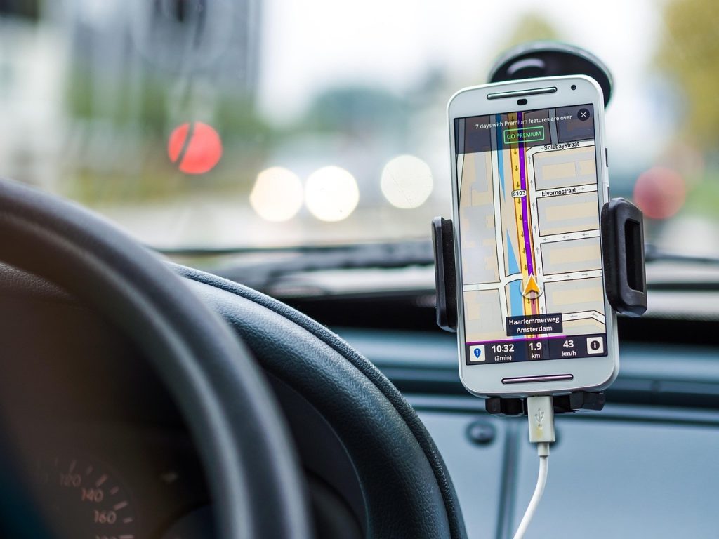 Menggunakan GPS saat berkendara